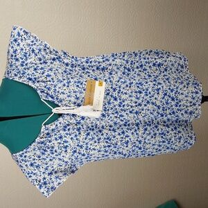 Land and Sea- White ble floral short sleeve cotton top
